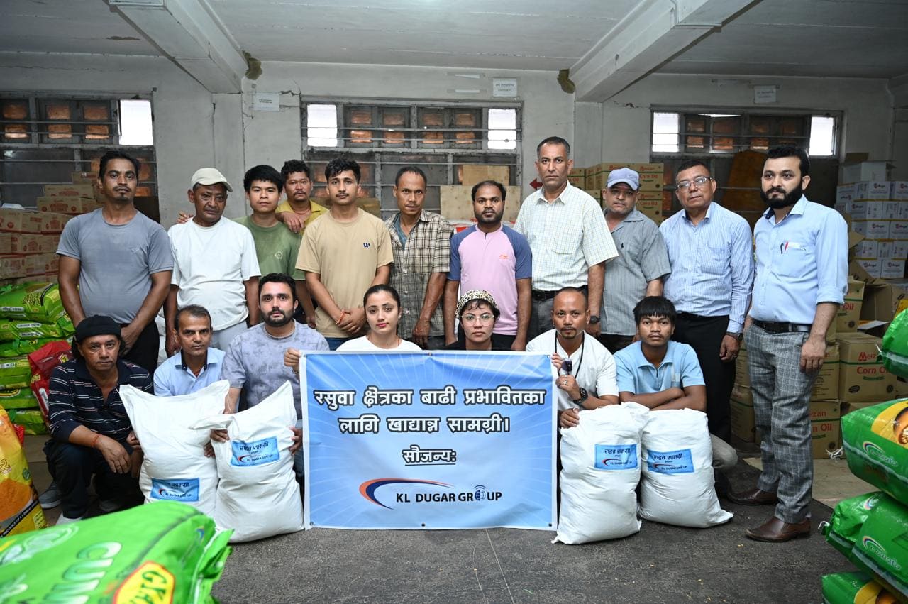 के एल दुगड ग्रुपद्वारा रसुवा क्षेत्रका बाढी प्रभावित परिवारलाई खाद्यात्र सामग्री सहयोग