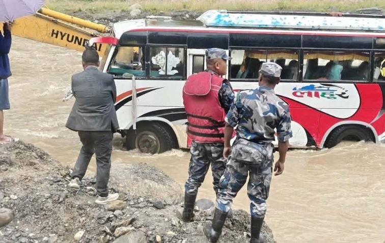 रोसीको बाढीमा फस्यो बस, यात्रुको उद्धार
