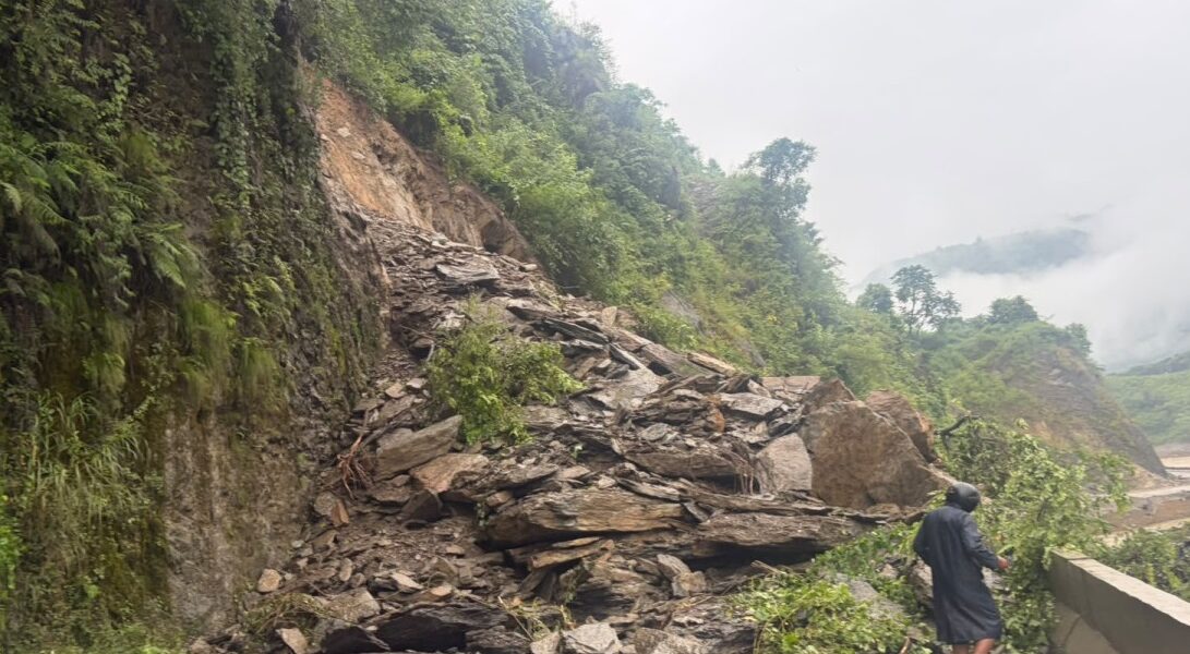धादिङको बाङ्गेमा खस्यो पहिरो, पृथ्वी राजमार्ग अवरूद्ध