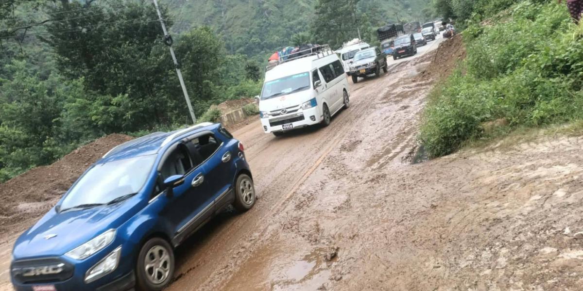 लेदो हटाइएपछि मुग्लिन-नारायणघाट सडक दुईतर्फी सञ्चालनमा